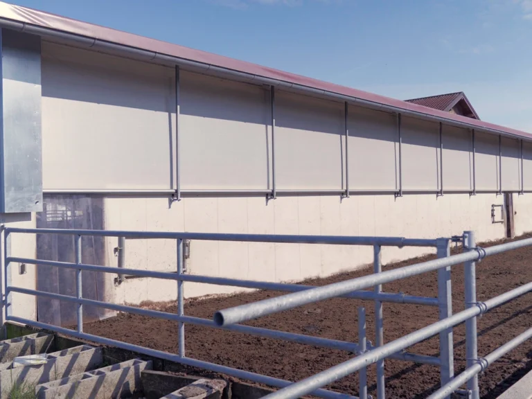 Windschutzsystem 1 an textilem AGROTEL Tierwohlstall zur Öffnung der Seitenwände zur natürlichen Belüftung