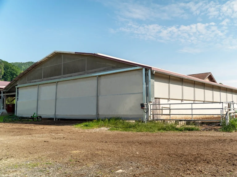 Windschutz-Doppelrolltor WST4 an AGROTEL Tierwohlstall zur einfachen Bewirtschaftung