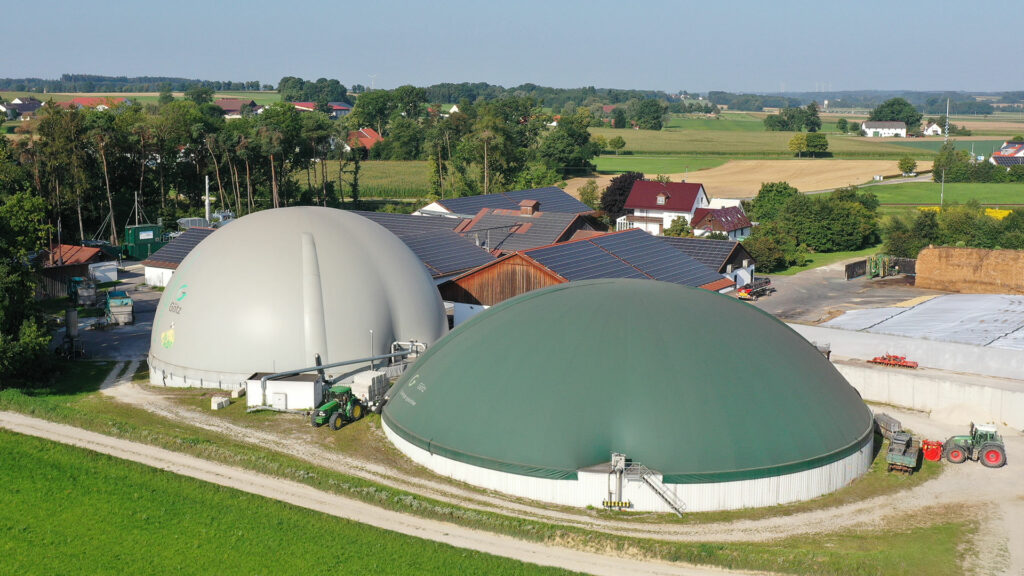 Referenzprojekt Biogasanlage Götz Agrardienst GmbH mit zwei Doppelmembran-Gasspeichern von Agrotel CenoTec zur Erzeugung von Bio-Wärme.