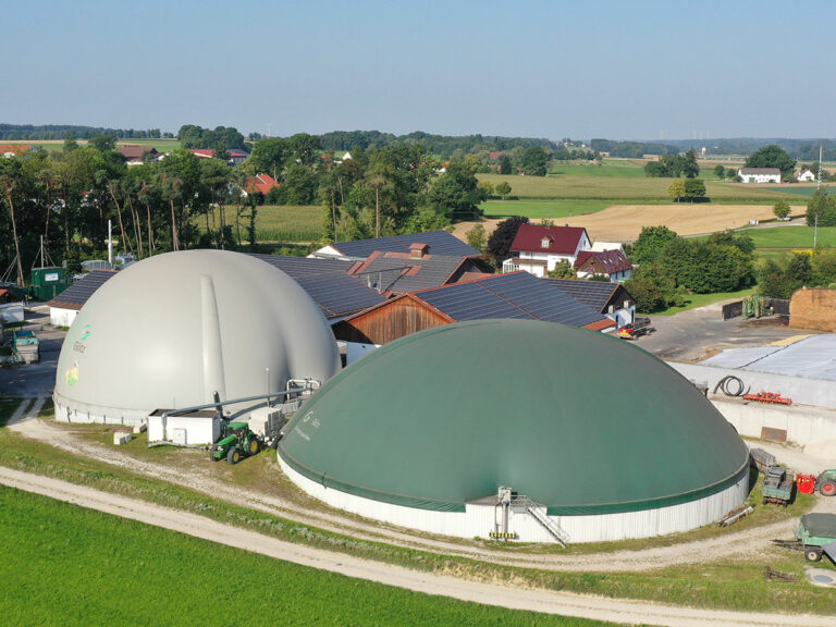 Zwei Doppelmembrangasspeicher in Lichtgrau und Grün mit Airflow Zu- und Abluftsystem