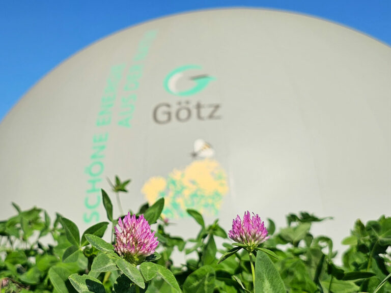 Biogasspeicher Götz GmbH mit Logodruck und Slogan "Schöne Energie aus der Natur"