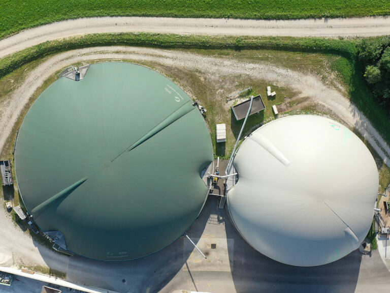 Zwei CenoTec Doppelmembran-Gasspeicher mit unterschiedlichem Behälterdurchmesser und Speicherkapazität zur Erzeugung von Bio-Wärme.