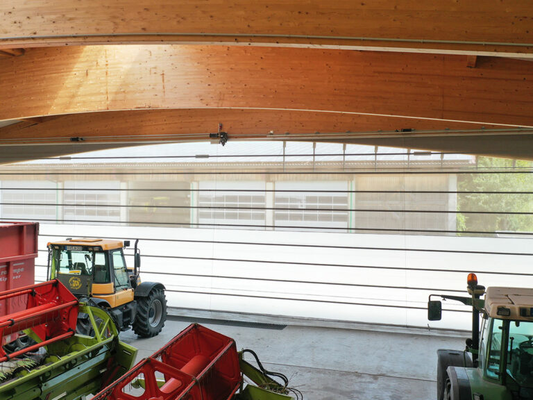 Tor an Maschinenhalle beim Lohnunternehmen Hollinger in Landsberied. Viel Licht und Luft im Inneren.