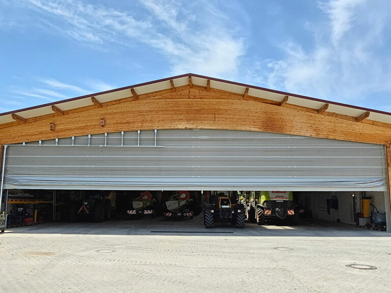 Windschutztor für Maschinenhalle mit maximaler Durchfahrtshöhe und Breite