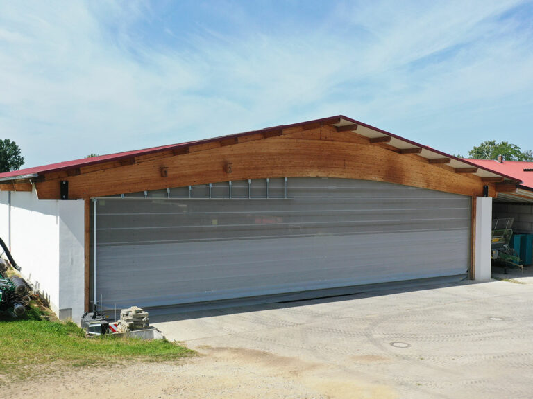 Windschutztor an Maschinenhalle mit 23 m Einfahrtsbreite in der Landwirtschaft