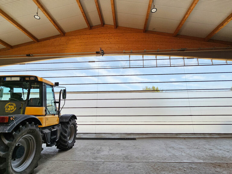 Tor an Maschinenhalle mit Licht- und Luftdurchlässigkeit für bessere Belüftung