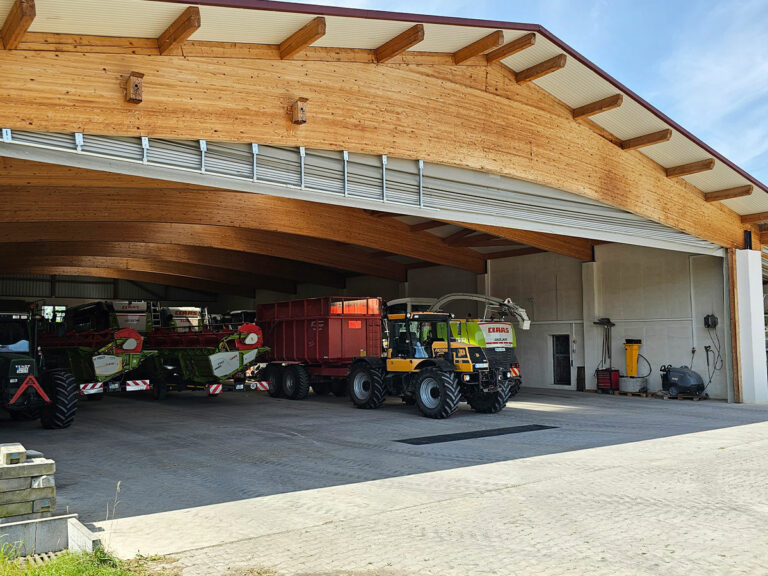 Tor für Maschinenhalle in Leimbinder-Bauweise mit verschiebbaren Stützen