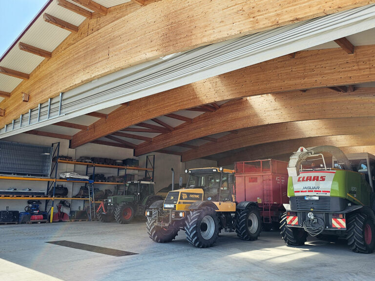 Landwirtschaftliche Maschinenhalle mit innovativem AGROTEL Windschutztor
