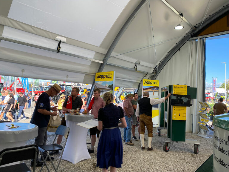 Gut besuchte AGROTEL Messehalle auf der Rieder Messe 2025