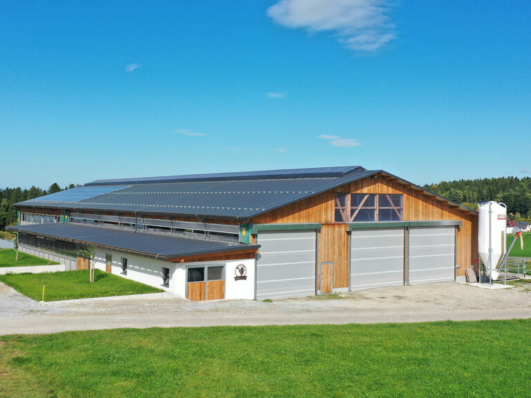 Stallklima per App steuern – moderner Kuhstall mit AGROTEL System