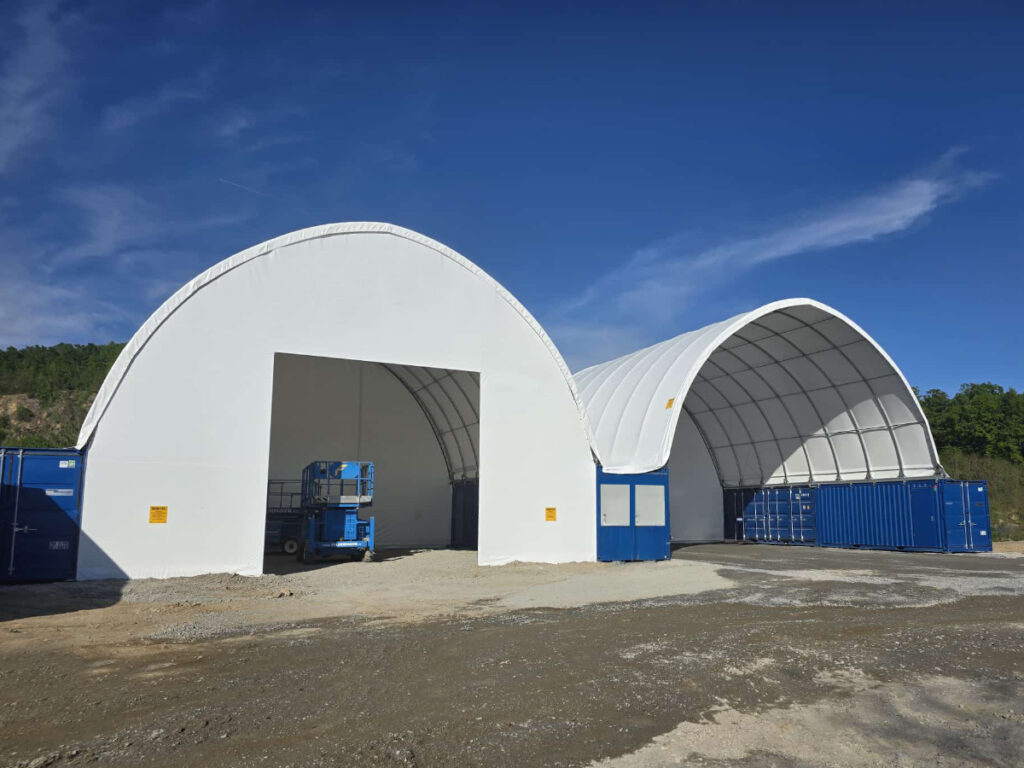AGROTEL Rundbogenhallen auf See-Containern montiert.