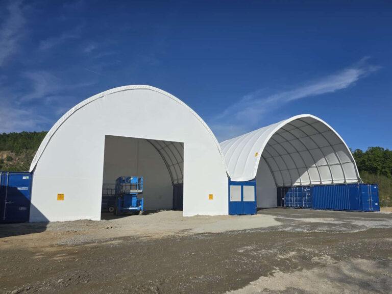 AGROTEL Rundbogenhallen auf See-Containern montiert.