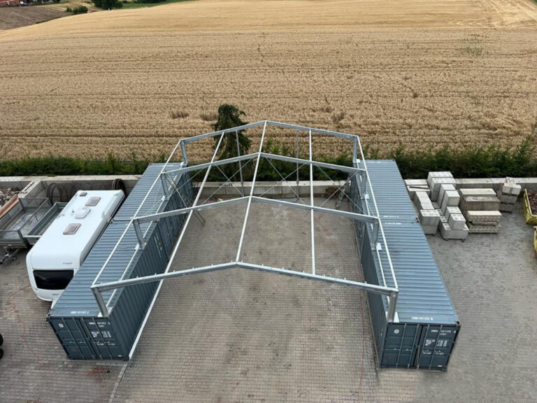 Montage einer Profilträger-Satteldachhalle auf Containern. Unterkonstruktion.