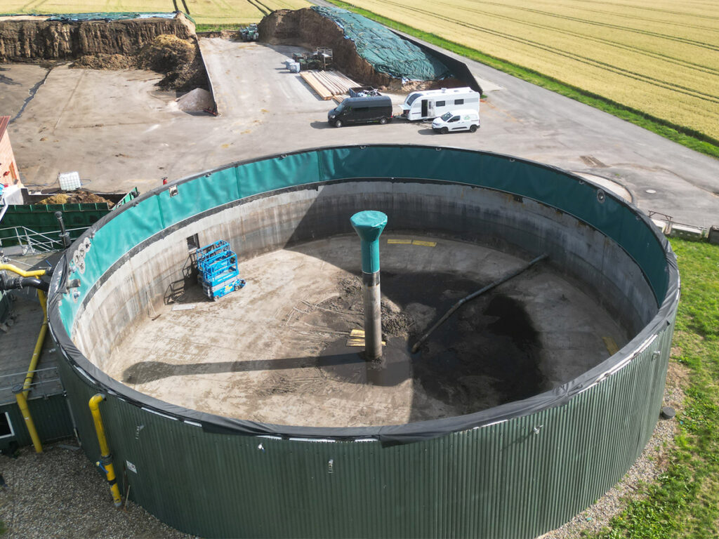 Behälterwand und Pilz einen Biogasbehälters saniert mit SaniTarp Betonsanierungsfolie