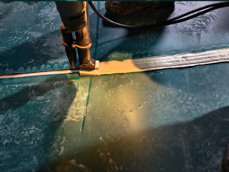 Fachgerechtes Verschweißen der Stöße der SaniTarp Betonschutzfolie