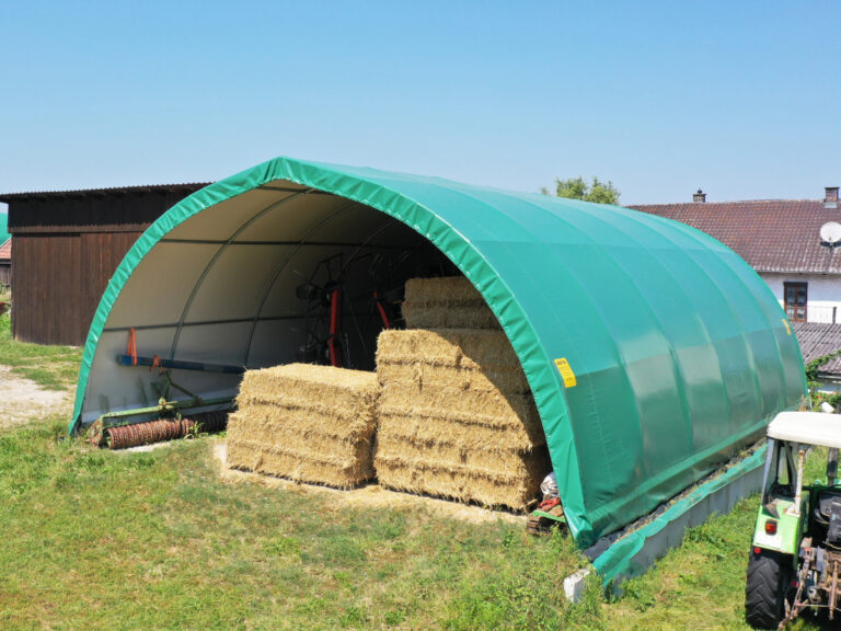 Bogenhalle als Strohlager für Quaderballen