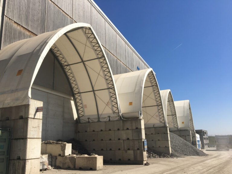 Rundbogenhalle auf Betonblocksteinen zur Überdachung