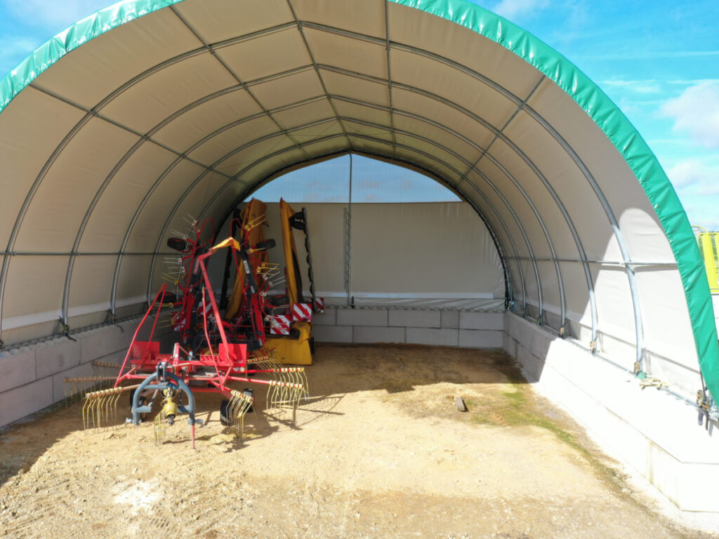 AGROTEL Bogenhalle auf Betonblocksteinen bzw. Legosteinen montiert