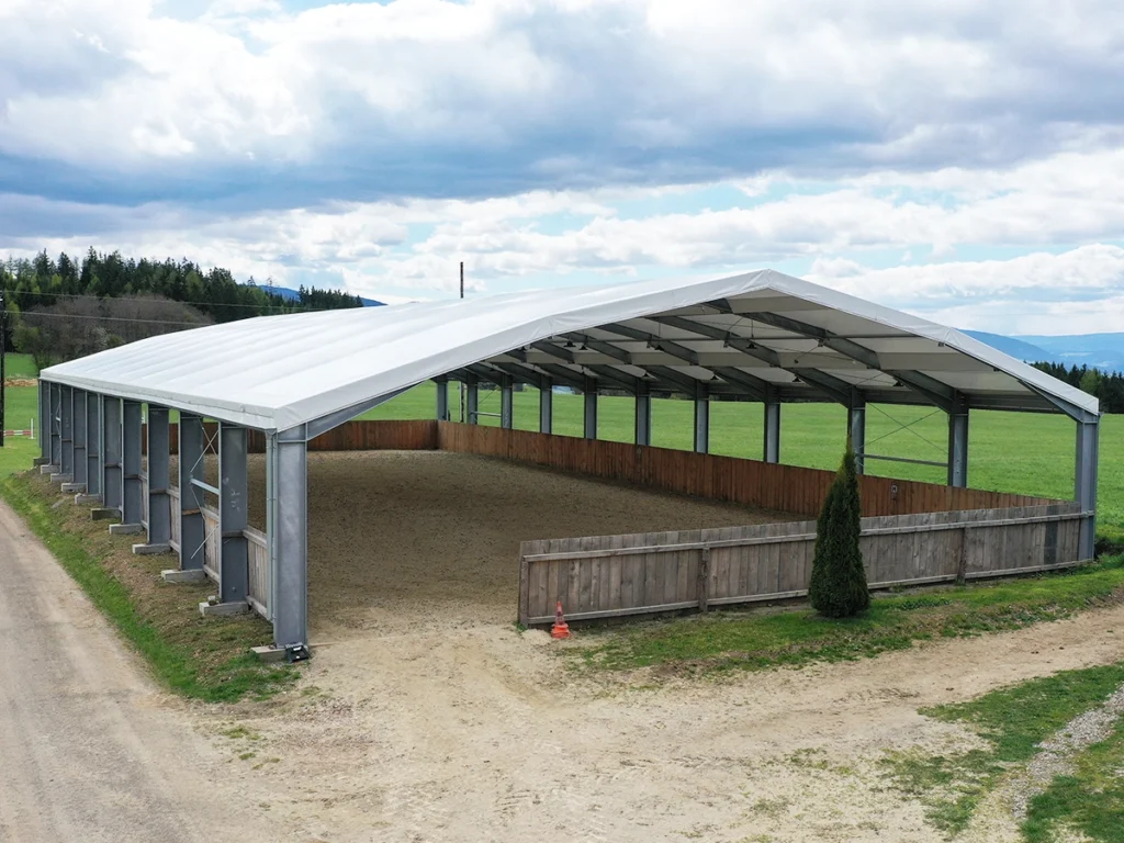 Moderne Reithalle am Reiterhof Schmiedt in der Steiermark