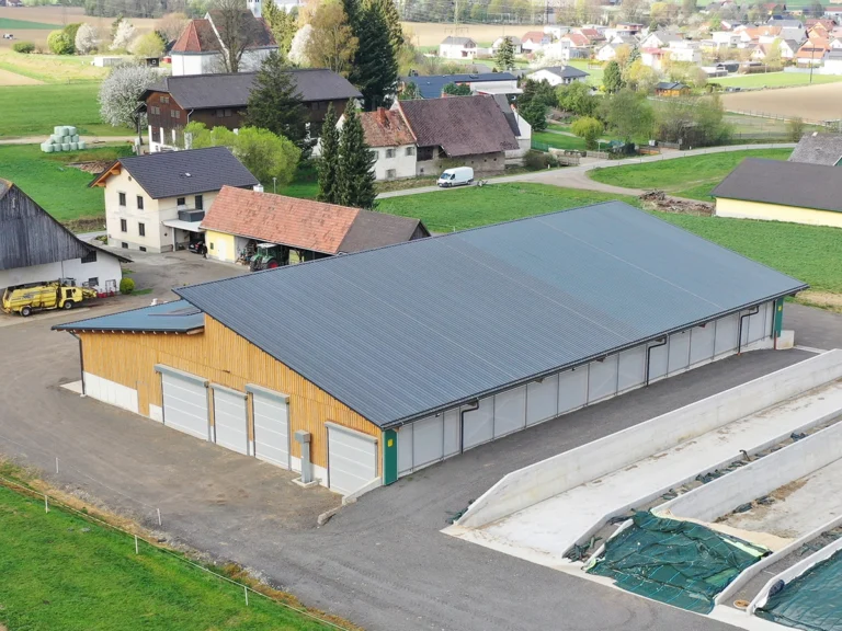 Moderner Milchviehstall mit AGROTEL Curtains und natürlicher Stalllüftung in der Steiermark