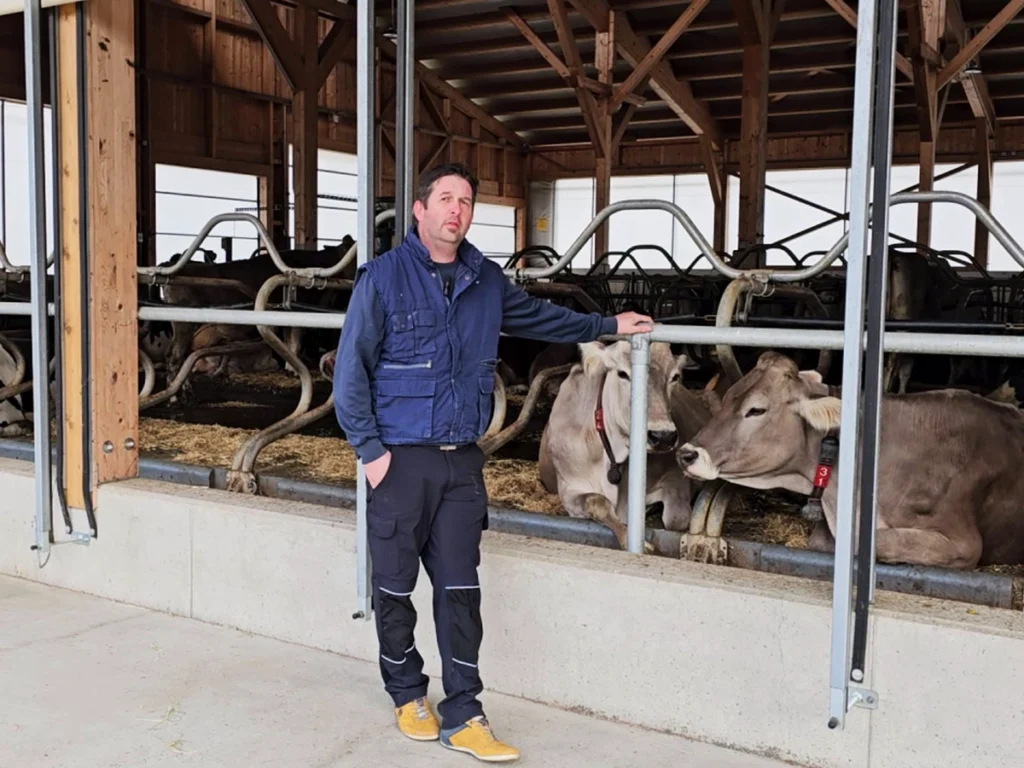 Markus Bichler vor seinen neu gebauten Tierwohl-Milchviehstall mit AGROTEL Curtains und Toren