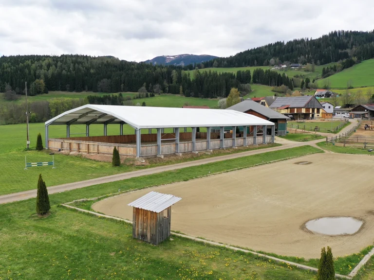 Reitplatzüberdachung von AGROTEL am Reiterhof Schmiedt
