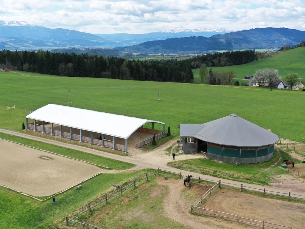 Luftaufnahme der neuen Reithalle am Reiterhof Schmiedt