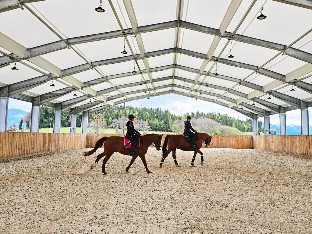 Reitplatz Überdachung für ganzjähriges Training im Reitbetrieb