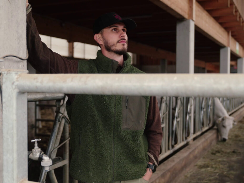 Nino Sifkovits beobachtet seine Tiere im Stall und achtet auf optimale Bedingungen für Tiergesundheit und Wohlbefinden.