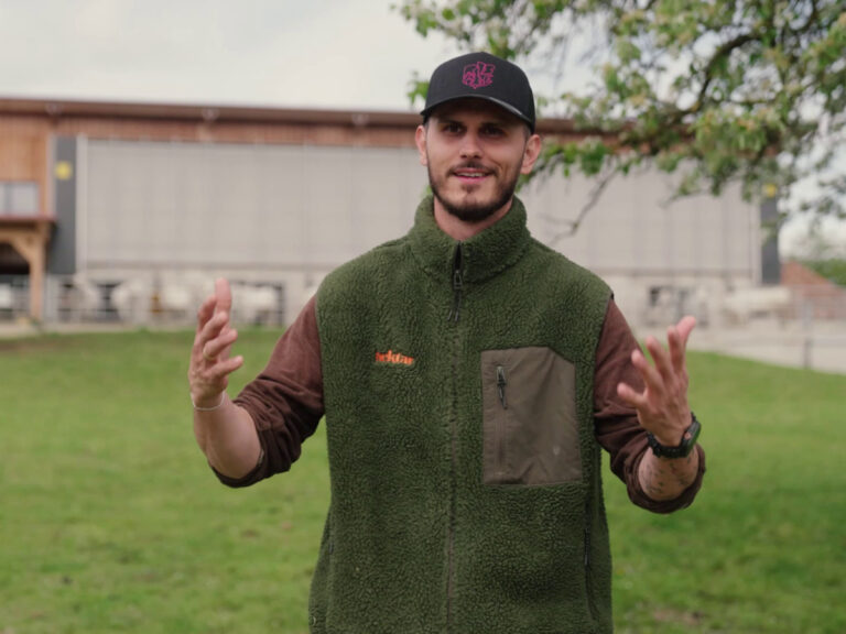 Landwirtschaft mit Transparenz: Nino Sifkovits vor dem Stall am Chianinahof in Dobl in der Steiermark.