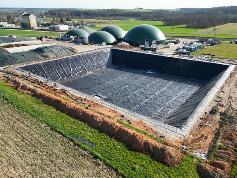 Erdbeckenauskleidung für die sichere Lagerung von Substraten und Gärresten in einer Biogaslagune.