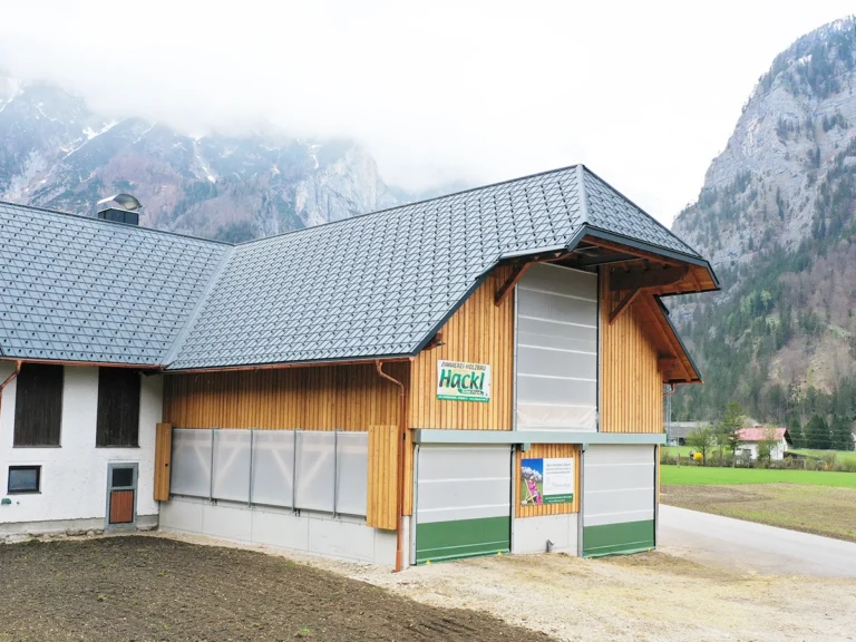 AGROTEL Windschutzsysteme und Windschutztore am Milchviehstall Prentnergut für mehr Licht, Frischluft und Tierwohl