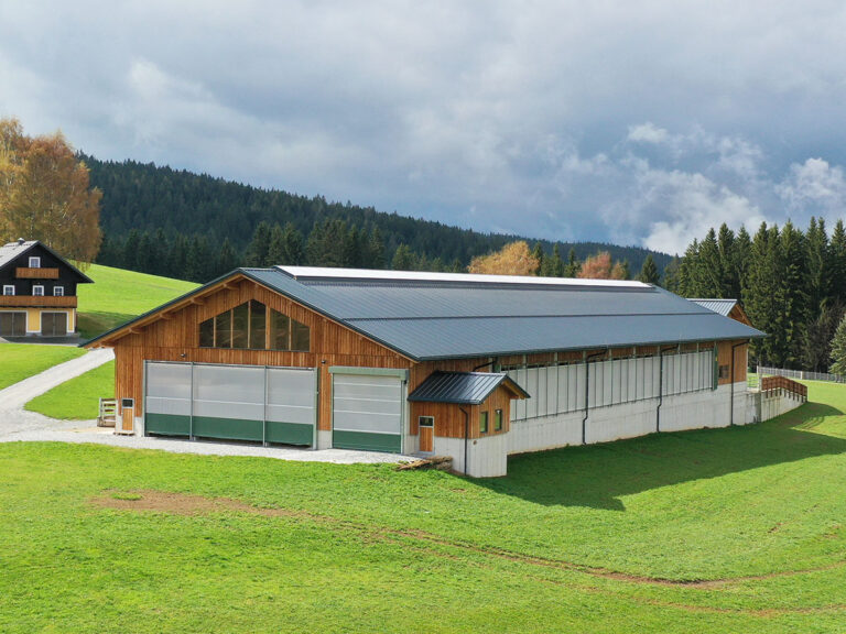 Preisgekrönter Stallbau 2025 mit offenen Stallbereichen, Licht, Luft und moderner Architektur.