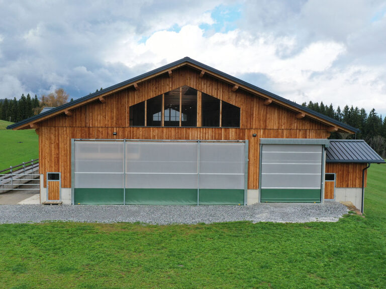 Moderne Stalltore ermöglichen effiziente Arbeitsabläufe und Wetterschutz im Rinderstall.