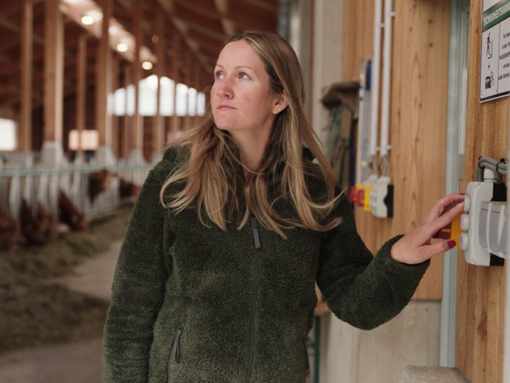 Stefanie Reinbacher steuert die Windschutztore an der Giebelseite des Stalls und kontrolliert so das Stallklima im Limousin-Zuchtbetrieb.