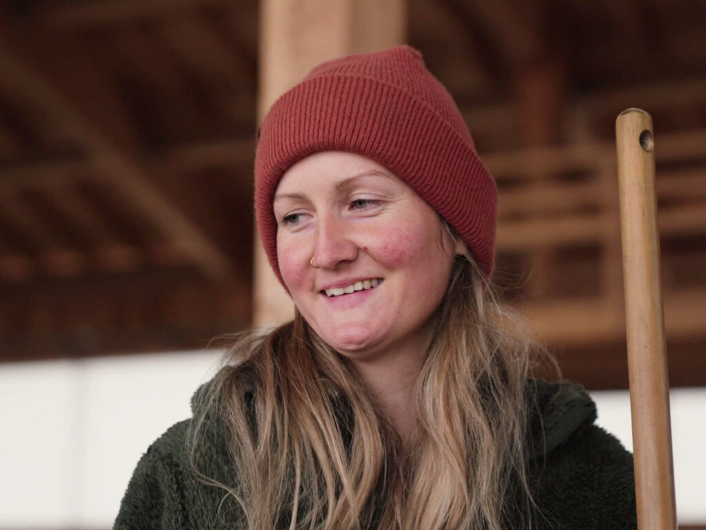 Portraitaufnahme von Stefanie Reinbacher: Sie ist Landwirtin aus Leidenschaft und gibt das gerne an andere weiter.