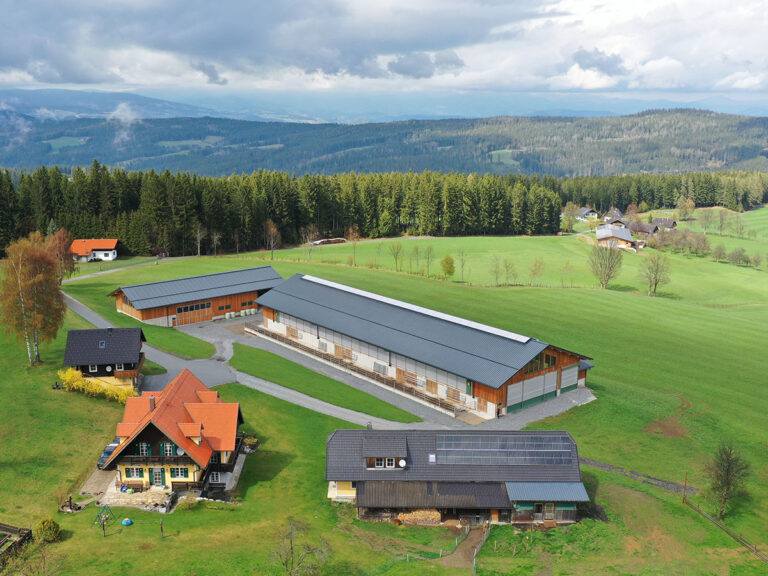 Luftbild des preisgekrönten Limousin-Mutterkuhstalls der Familie Reinbacher in Edelschrott mit AGROTEL Curtains.