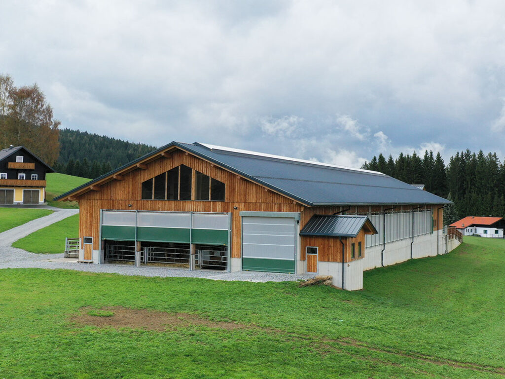 Außenansicht des Stallneubaus der Familie Reinbacher mit Fokus auf Tierwohl und Stallklima.