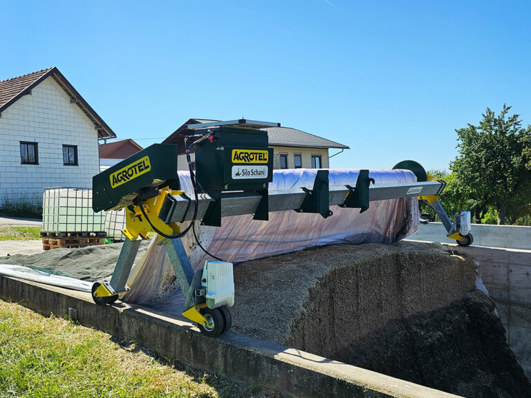 Fahrsilo abdecken und beschweren mit dem AGROTEL Silo Schani