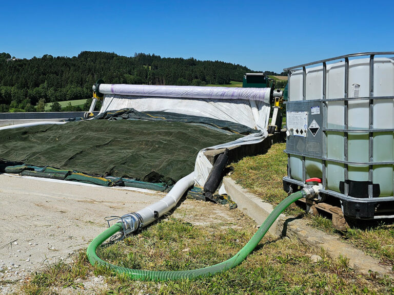 Innovative Siloabdeckung für Fahrsilos mit Wasserschlauch-Beschwerung und Funksteuerung