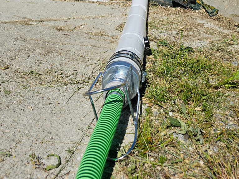 Wasserschlauche zur Beschwerung der Siloplane auf dem Fahrsilo, durch C-Kopplung mit Wassertank verbunden