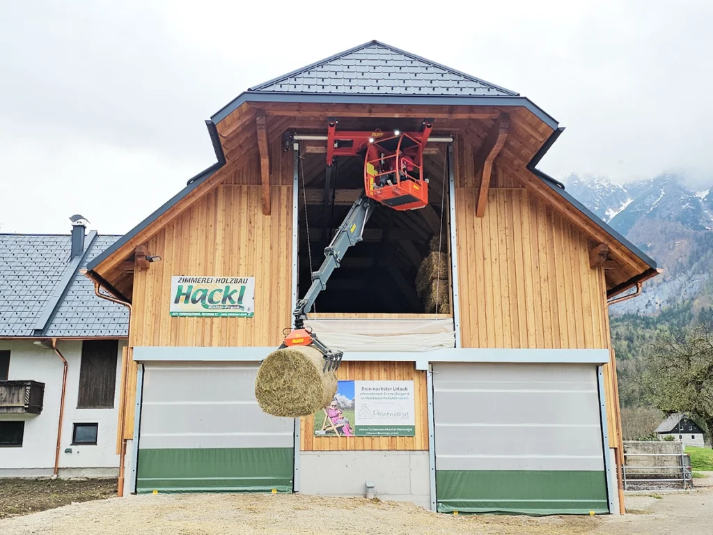 Sonderlösung: Ein Tor für den Heukran, Windschutztore und Curtains im neuen Milchviehstall auf dem Prentnergut im Hinterstoder-Tal