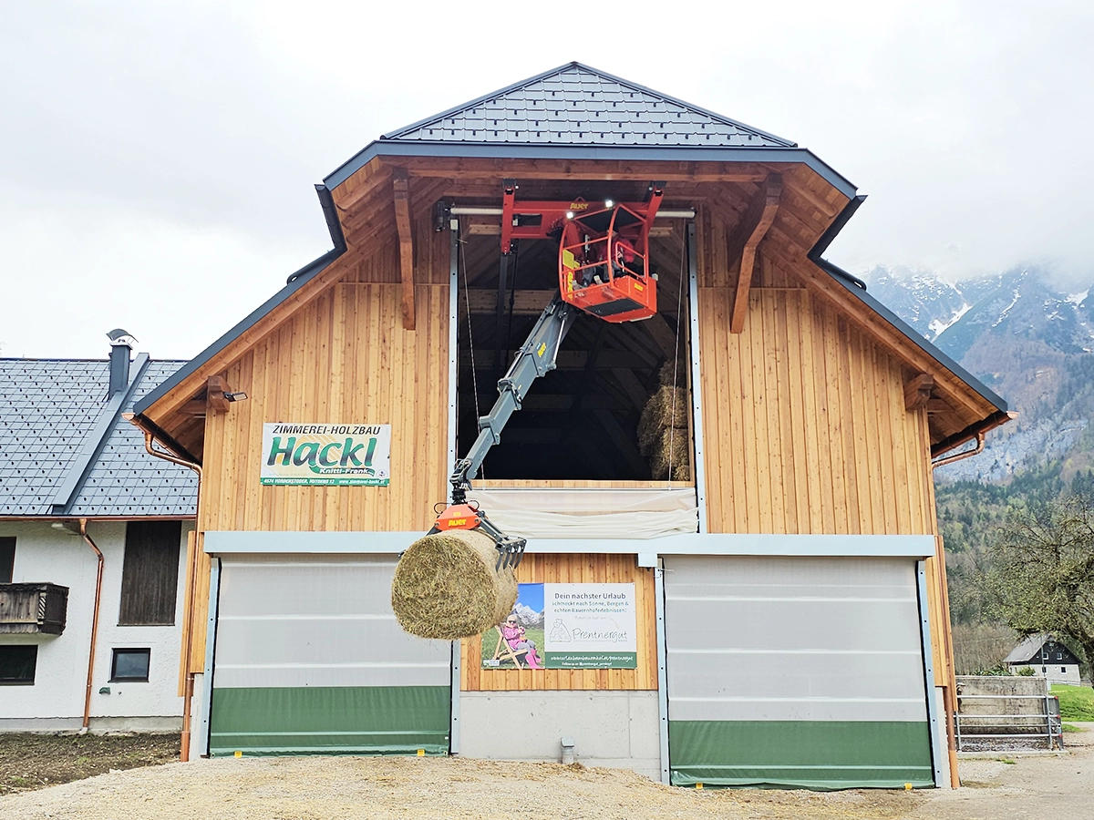 Sonderlösung: Ein Tor für den Heukran, Windschutztore und Curtains im neuen Milchviehstall auf dem Prentnergut im Hinterstoder-Tal