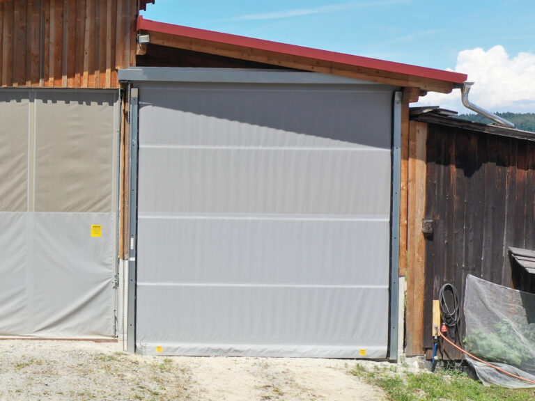 Textiles Rolltor mit Handkettenzug - licht- und luftdurchlässig