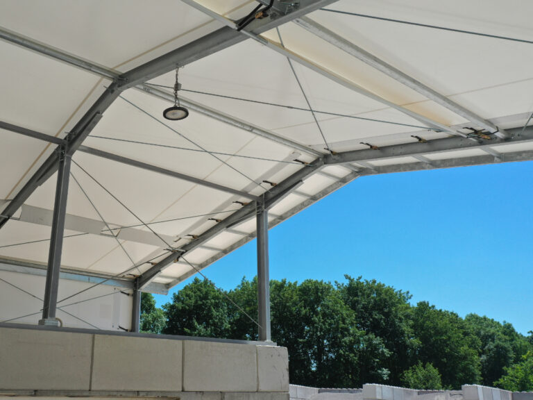 Maschinenhalle von AGROTEL mit großer Durchfahrtshöhe für Bagger und weitere Baumaschinen