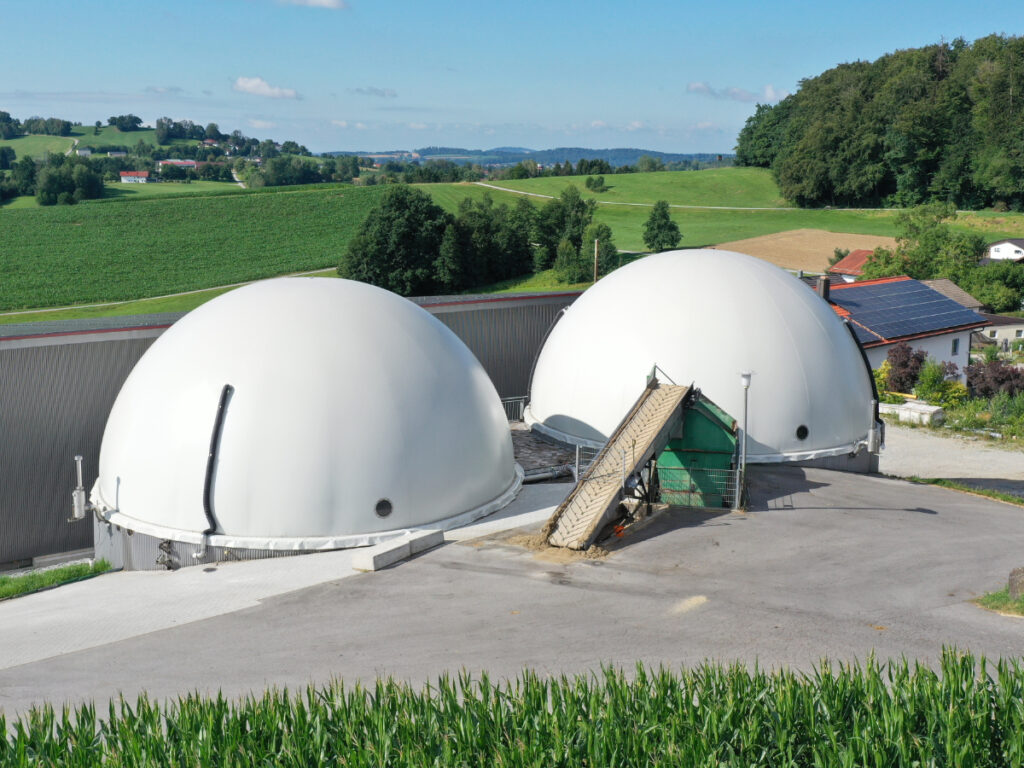 Gesamtansicht der Biogasanlage Bauer mit zwei CenoTec Gasspeichern