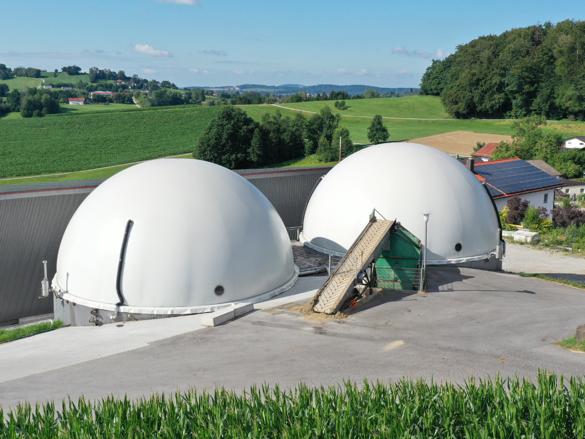 Gesamtansicht der Biogasanlage Bauer mit zwei CenoTec Gasspeichern