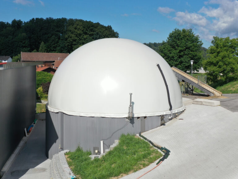 Doppelmembrangasspeicher auf dem Nachgärer der Biogasanlage Bauer, montiert auf 6 m hoher Behälterwand.
