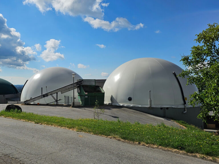 CenoTec Gasspeicher der Biogasanlage Bauer aus seitlicher Perspektive