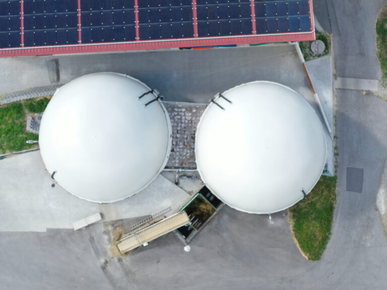 CenoTec Gasspeichersystem der Biogasanlage Bauer mit Fermenter (rechts) und Nachgärer (links)